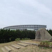 高村光太郎の詩碑とサンライズ九十九里 (海は左側)