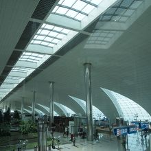 フライト乗り継ぎの際にドバイ空港でレストラン無料利用時撮影