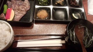 目の前で焼ける牛たん専門店♪