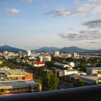 ケアンズ市内側。ケアセン（ショッピングセンター）が中央に。