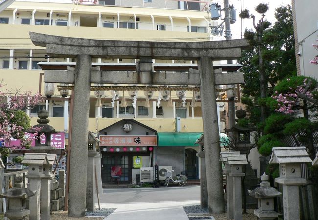 茨田堤の鎮守として創建されている堤根神社（つつみねじんじゃ）