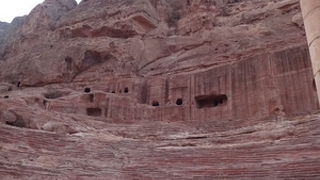 ファサード通り抜けてすぐ