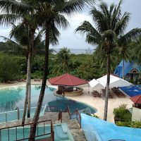 プールとウォータースライダー