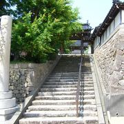 安産祈祷と人形供養で有名なお寺、初代中村歌右衛門という歌舞伎役者の墓もあります