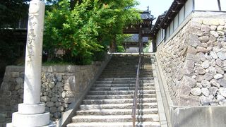 安産祈祷と人形供養で有名なお寺、初代中村歌右衛門という歌舞伎役者の墓もあります