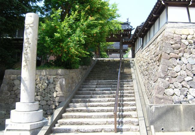 安産祈祷と人形供養で有名なお寺、初代中村歌右衛門という歌舞伎役者の墓もあります