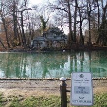 一番奥には人造湖・中の島には廃墟のモチーフ？