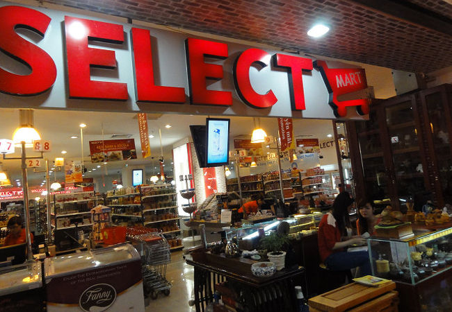 繁華街に嬉しいスーパー。