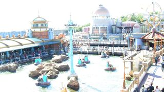 予測不能な水上アトラクション