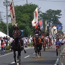 騎馬武者が街を練り歩く様子