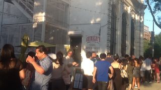 猛暑の中でも並びます。