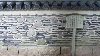 周囲を囲む塀は、博多塀