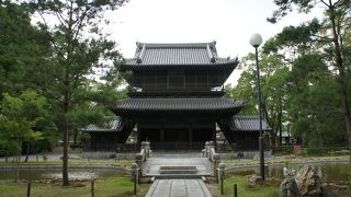 広大な境内は国の史跡に指定されており、静寂な空気が漂います。