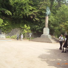 白虎隊の墓石前の広場の様子です。