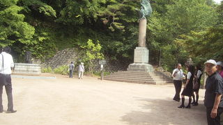 白虎隊の墓石のある広場に建っています。