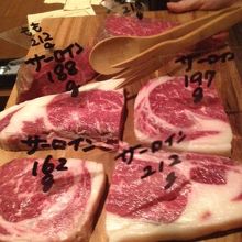 お肉は実際に見て選べます。