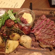 サーロインの炭火焼。付け合わせの野菜もきちんと美味しい♪