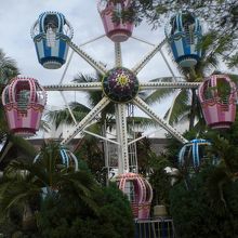 小さな観覧車　動いてなかった…