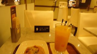 駅近くで朝も早いです。