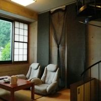 60インチテレビは二人並んで鑑賞できます。