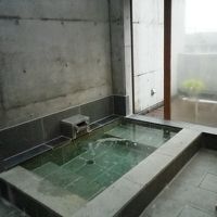 循環式の内風呂。　十分広いです。