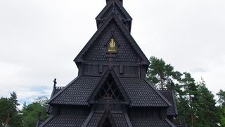 木造の教会が見所です