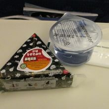 これが夜の便の食事です・・・・・。お茶、コーヒーさえなかった