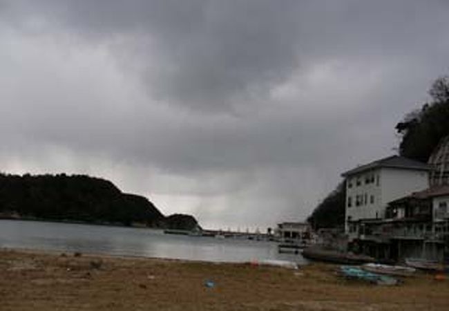 温泉街の近くの静かな海岸