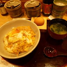私はたまご丼　５００円とお味噌汁
