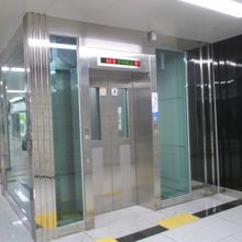 車椅子がゆったり入れるスペースのエレベーター