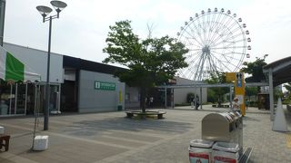 観覧車が目印のパーキングエリア