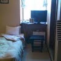 窓はこれだけ。暗すぎてカーテンを自分で結んでみた