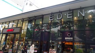 中庭のある小型の商業施設。