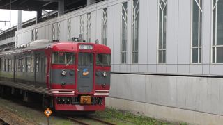 新幹線としなの鉄道の駅が隣り合わせのターミナル駅