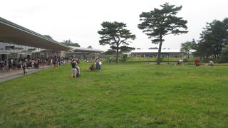 広大なアウトレット