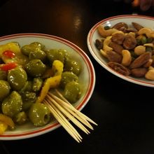 お通しのオリーブとナッツ