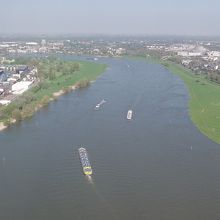 湾曲したライン川を大型貨物船・・・