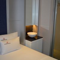 ベッドのすぐ横に、小さな洗面台。ちょっと？