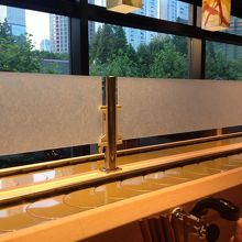 お寿司は回っていません