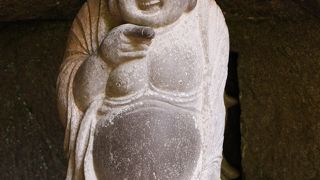 お腹を撫でたり