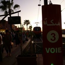 夕日を浴びた列車がなんとも素敵な感じ