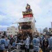 参道を山車が練り歩く