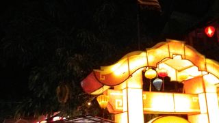 川から一本奥の道に賑わいが！