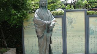 赤い欄干のたもと