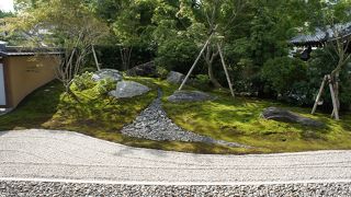 方丈の前に見事な枯山水庭園