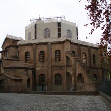 外観はかなり地味・・・・こんなところにモザイクが？？？？