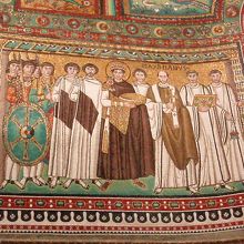 有名な「ユスティニアヌス帝とその廷臣たち」