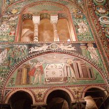 中に入るとモザイク画に圧倒されます