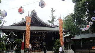 やや不便な所にあるが、社殿や夫婦杉が見所