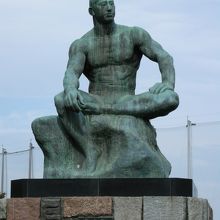 緑地の入口にある像。健康美だそうです